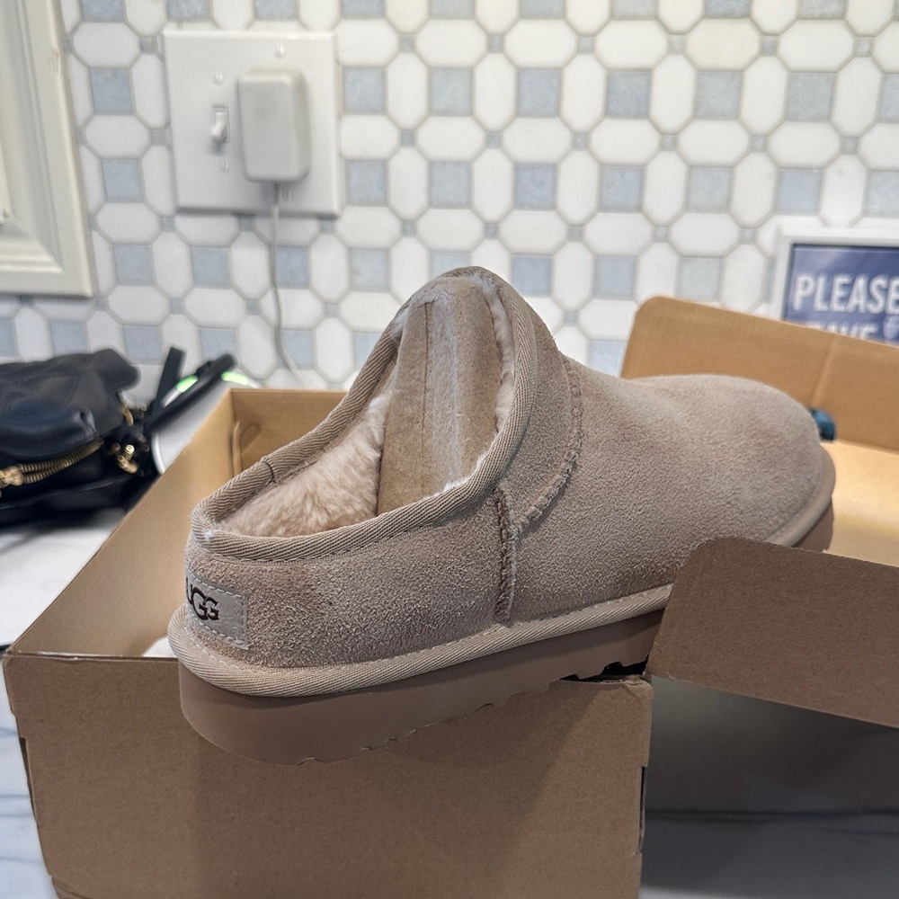 UGG Women Sand Classic Slippers